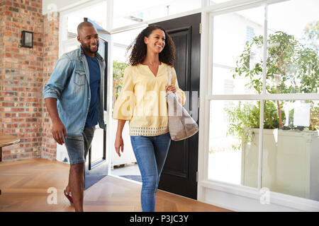 Junge Mixed Race Paar zu Hause ankommen Stockfoto