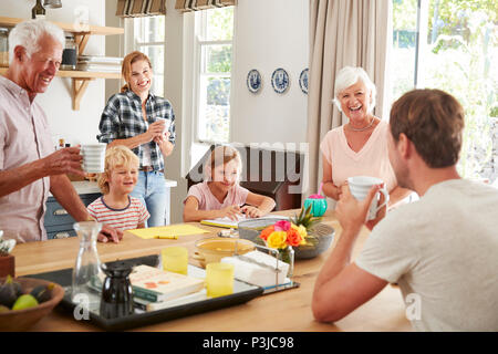 Multi-generation Familie sprechen zu Hause in Ihrer Küche Stockfoto