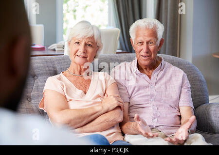 Gerne älteres Paar die finanzielle Beratung zu Hause Stockfoto