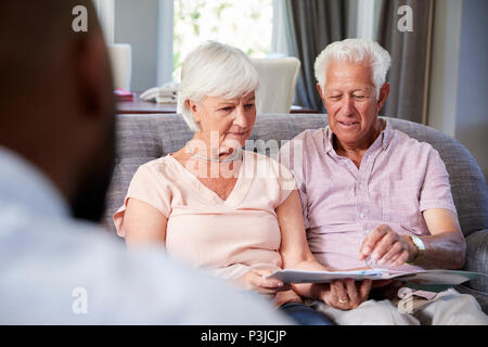 Gerne älteres Paar die finanzielle Beratung zu Hause Stockfoto