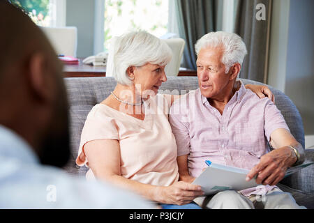 Gerne älteres Paar die finanzielle Beratung zu Hause Stockfoto