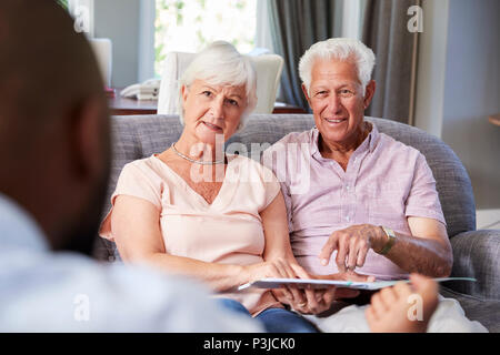 Gerne älteres Paar die finanzielle Beratung zu Hause Stockfoto