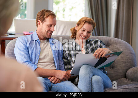 Glückliches junges Paar die finanzielle Beratung zu Hause Stockfoto