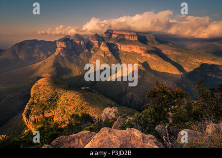 Eine breite Aufnahme der drei Rondavels und umliegende Landschaft beleuchtet mit dramatischen Textur und Form bei Sonnenuntergang goldenen Stunde. Mpumalanga, Südafrika Stockfoto