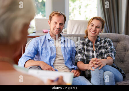 Glückliches junges Paar die finanzielle Beratung zu Hause Stockfoto
