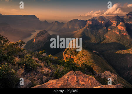 High-angle Blick auf die Drei Rondavels und dem Blyde River Canyon in zarten warmen Farbtönen bei Sonnenuntergang Goldenen Stunde. Mpumalanga, Südafrika Stockfoto