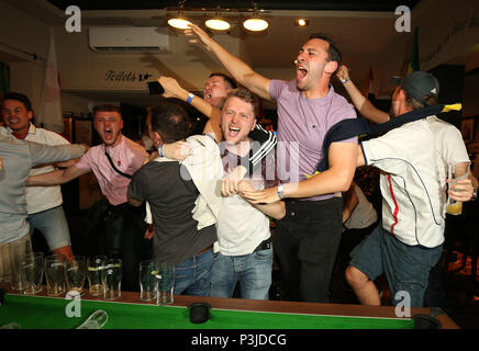 England Fans feiern Harry Kane's Siegtor im Lord Raglan Pub in London als Fans sehen Sie sich das WM-Spiel zwischen Tunesien und England. Stockfoto