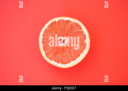 Schön saftig geschnitten Grapefruit auf rotem Hintergrund. Stockfoto