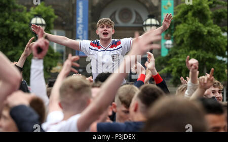 England Fans feiern nach dem Zweiten Harry Kane kerben England's Ziel des Spiels, wie Sie das WM-Spiel zwischen Tunesien und England auf einem großen Bildschirm in Millennium Square, Leeds beobachten. Stockfoto