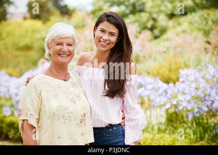 Portrait von älteren Mutter mit erwachsener Tochter auf Spaziergang im Park Stockfoto
