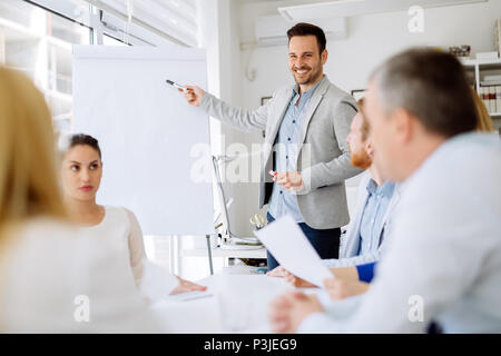 Geschäftsleute im Büro Stockfoto
