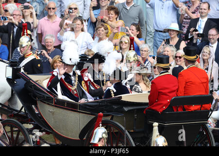 Der Herzog von York (links), der Herzog von Cambridge (2. links), der Graf von Wessex (2. rechts) und der Gräfin von Wessex (rechts) Fahrt in einer Kutsche während der jährlichen Reihenfolge der Strumpfband Service im St George's Chapel, Windsor Castle. Stockfoto