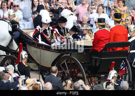 Der Herzog von York (links), der Herzog von Cambridge (2. links), der Graf von Wessex (2. rechts) und der Gräfin von Wessex (rechts) Fahrt in einer Kutsche während der jährlichen Reihenfolge der Strumpfband Service im St George's Chapel, Windsor Castle. Stockfoto