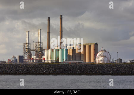 Industrielle Gebäude am Ufer Stockfoto