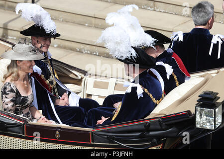 Der Herzog von York (rechts), der Herzog von Cambridge (2. rechts), der Graf von Wessex (2. links) und die Gräfin von Wessex (links) Fahrt in einer Kutsche während der jährlichen Reihenfolge der Strumpfband Service im St George's Chapel, Windsor Castle. Stockfoto