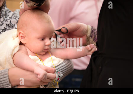 Belarus, Gomel, 24. Februar 2018. Kirche der Birken. Die Taufe eines Kindes. Haare schneiden für Baby Taufe. Die tonsur Stockfoto