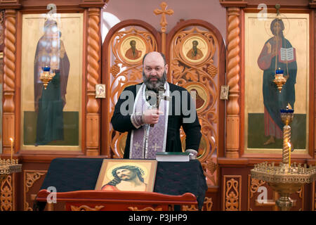 Belarus, Gomel, 24. Februar 2018. Kirche der Birken. orthodoxen Priester mit einem Kreuz steht hinter dem Altar Stockfoto