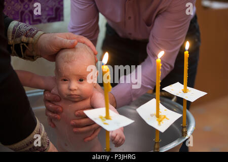 Belarus, Gomel, 24. Februar 2018. Kirche der Birken. Taufe des Babys. Der Ritus der Waschmaschine Stockfoto