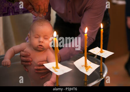 Belarus, Gomel, 24. Februar 2018. Kirche der Birken. Taufe des Babys. Der Ritus der Waschmaschine Stockfoto