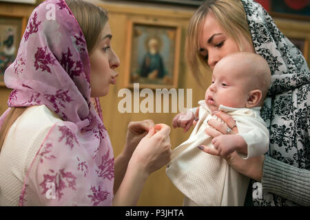 Belarus, Gomel, 24. Februar 2018. Kirche der Birken. Taufe des Babys. Mutter und Patin mit Baby in der Kirche Stockfoto