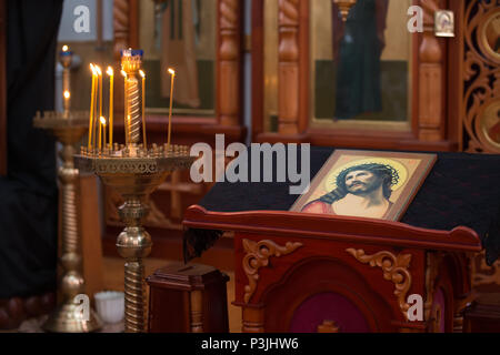 Belarus, Gomel, 24. Februar 2018. Kirche der Birken. Altar in der orthodoxen Kirche mit dem Symbol des Iusus Stockfoto