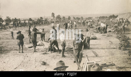 Antike 1917 Foto, das Camp im Camp Hancock in Georgien", ein paar Minuten nach der Ankunft, September 1917." Camp Hancock in der Nähe von Augusta, Georgia war eine militärische Cantonment, die während des Ersten Weltkrieges eröffnet es einen Flugplatz und es diente als Basis für eine behält sich enthalten. Quelle: original Foto Stockfoto