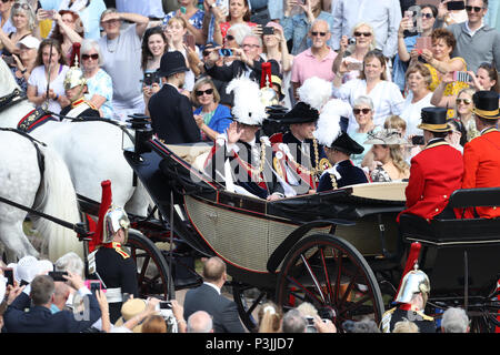 Der Herzog von York (links), der Herzog von Cambridge (2. links), der Graf von Wessex (2. rechts) und der Gräfin von Wessex (rechts) Fahrt in einer Kutsche während der jährlichen Reihenfolge der Strumpfband Service im St George's Chapel, Windsor Castle. Stockfoto