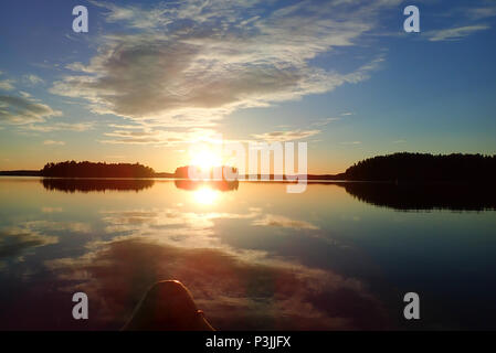 Sonnenuntergang Reflexionen. See, Kukkia Luopioinen, Finnland. 24.6.2018 Stockfoto