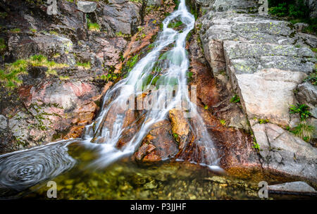 Berg-Wasserfall Stockfoto