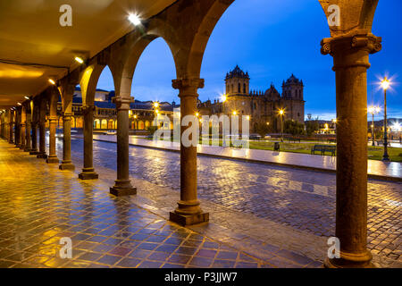 Gewölbte Arcade und Cusco Kathedrale (Catedral Basilica de la Virgen de la Asunción), Plaza de Armas, Cusco, Peru Stockfoto