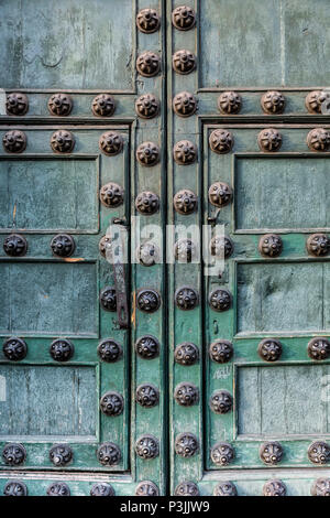 Tür detail und Nieten, Cusco Kathedrale (Catedral Basilica de la Virgen de la Asunción), Cusco, Peru Stockfoto