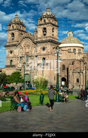 Die Gesellschaft Jesu (La Compania de Jesus) Kirche und Plaza de Armas, Cusco, Peru Stockfoto