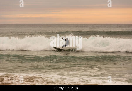 LA VEGA, Asturien, Spanien. 31. Mai, 2017: Surfer am Strand von La Vega, in der Dämmerung, in der Nähe von Llanes, Asturien, Spanien Stockfoto