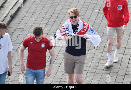 Brighton UK 18. Juni 2018 - England Fußball-Fans erhalten hinter dem Team am Brighton Seafront heute Abend als Sie machen sich auf den Weg, das Spiel auf einem zu beobachten Stockfoto