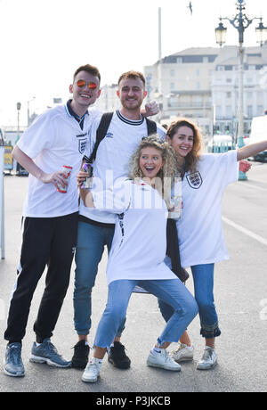 Brighton UK 18. Juni 2018 - England Fußball-Fans erhalten hinter dem Team am Brighton Seafront heute Abend als Sie machen sich auf den Weg, das Spiel auf einem zu beobachten Stockfoto