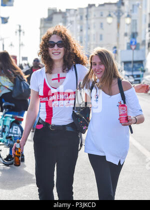 Brighton UK 18. Juni 2018 - England Fußball-Fans erhalten hinter dem Team am Brighton Seafront heute Abend als Sie machen sich auf den Weg, das Spiel auf einem zu beobachten Stockfoto