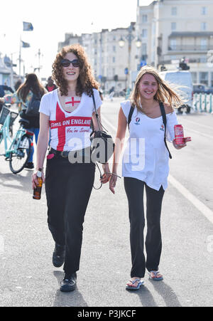 Brighton UK 18. Juni 2018 - England Fußball-Fans erhalten hinter dem Team am Brighton Seafront heute Abend als Sie machen sich auf den Weg, das Spiel auf einem zu beobachten Stockfoto