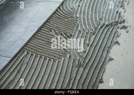 Keramische Fliesen und Werkzeuge für Fliesenleger. Bodenfliesen aus