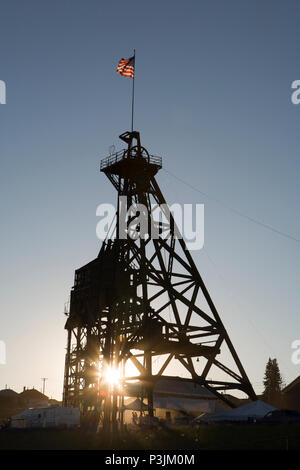 Fördergerüst der Grube Türme hoch über Butte, MT. Eine der Kupferminen, dass die Stadt "das reichste Hügel auf der Erde' Nickname erworben. Stockfoto