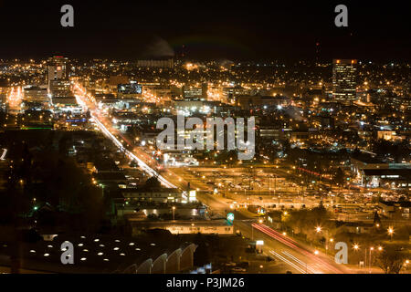 Nacht Lichter glitzern über der Innenstadt Billings Montana, Blick nach Süden hinunter 27 St von der Rimrocks. Stockfoto