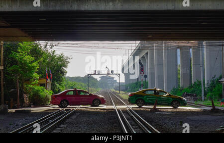 Bangkok, Thailand - 20.April 2018. Taxis, die auf Gleisen bei Lat Krabang Bahnhof in Bangkok, Thailand. Stockfoto