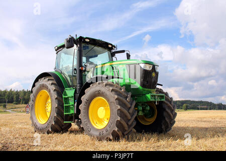 John Deere 6210R Traktor auf abgeernteten Feld in Salo, Finnland August 2012 angezeigt. Stockfoto