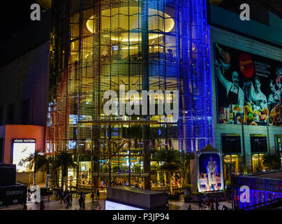 Bangkok, Thailand - 21.April 2018. Siam Paragon Gebäude in der Nacht in Bangkok, Thailand. Bangkok ist die Hauptstadt und die bevölkerungsreichste Stadt des Königreichs Stockfoto