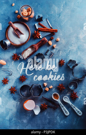 Hier cookies Text mit Mehl in Backzutat flach gemacht werden. Essen Typografie Konzept mit kopieren. Kochen zu Hause Szene von oben. Stockfoto