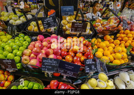 Bangkok, Thailand - 21.April 2018. Frisches Obst im Supermarkt in Bangkok, Thailand. Bangkok ist die bevölkerungsreichste Stadt des Königreichs Thailand. Stockfoto