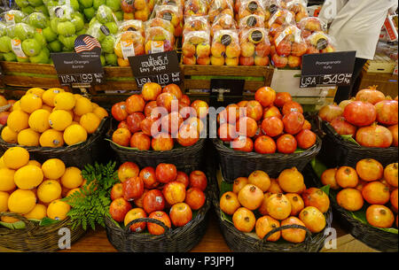 Bangkok, Thailand - 21.April 2018. Frisches Obst im Supermarkt in Bangkok, Thailand. Bangkok ist die bevölkerungsreichste Stadt des Königreichs Thailand. Stockfoto