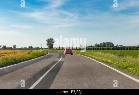 LUGO (RA), Italien - 9. JUNI 2018: alte Citroen Dyane Antriebe in der italienischen Landschaft im sonnigen Tag Stockfoto