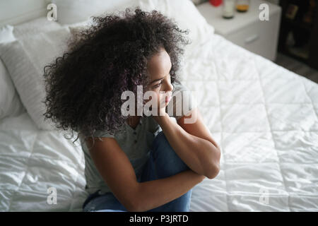 Deprimiert hispanische Mädchen mit den traurigen Emotionen und Gefühle Stockfoto