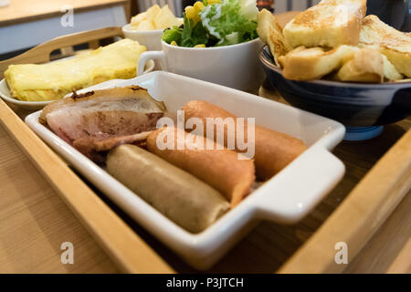 Deutsche Wurst brunch mit Salat, Eier, und French Toast Stockfoto