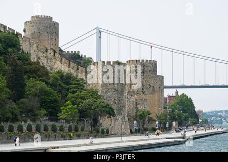 ISTANBUL, Türkei - 24. Mai: Die Festung Rumeli Hisari und Fatih Sultan Mehmet Brücke in Istanbul Türkei am 24. Mai 2018. - Unidentifizierter Personen Stockfoto